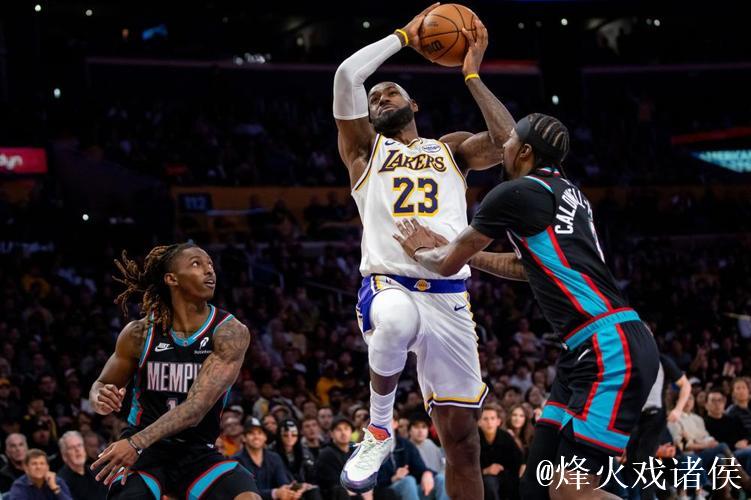詹姆斯26分10助攻创里程碑，东契奇36分9助，湖人主场逆袭灰熊